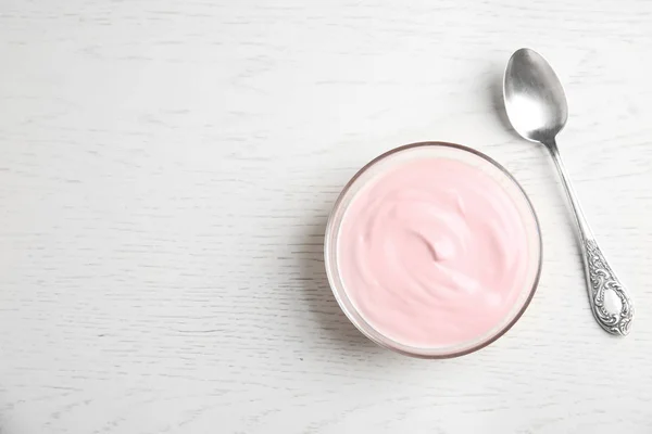 Glasskål Med Krämig Yoghurt Sked Och Utrymme För Text Vit — Stockfoto