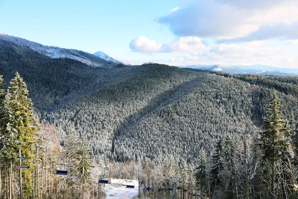 Beau Paysage Montagne Avec Forêt Téléski Par Une Journée Ensoleillée — Photo