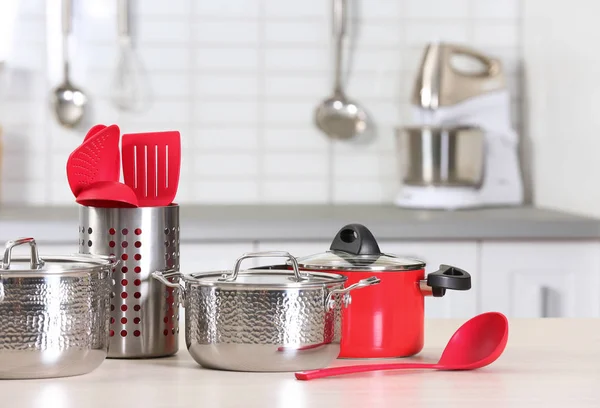 Set Van Schone Pannen Keukengerei Tafel Keuken — Stockfoto