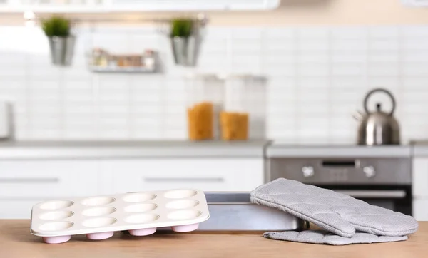 Prato Cozedura Limpo Panela Bolinho Luva Forno Mesa Cozinha Espaço — Fotografia de Stock