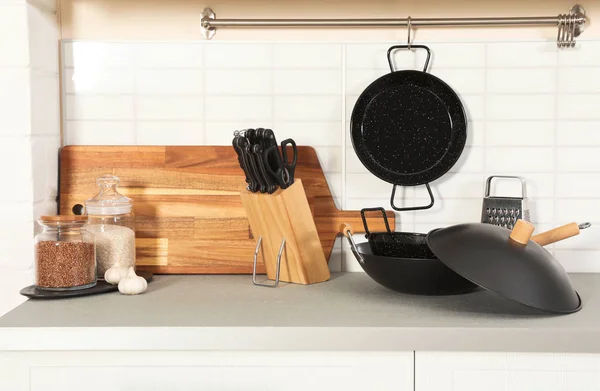 Uppsättning Rena Grytor Redskap Och Produkter Bord Modernt Kök — Stockfoto