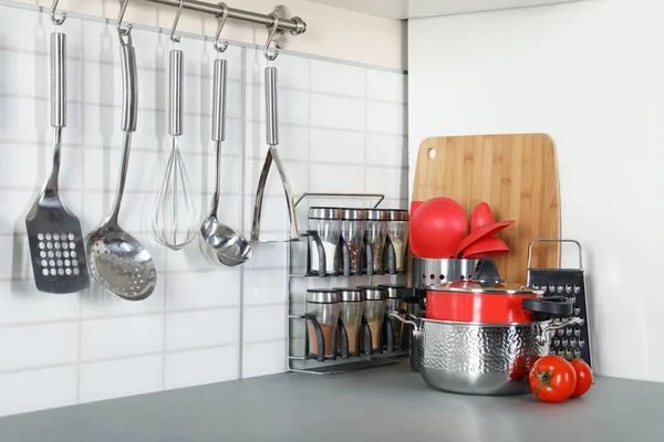 きれいな調理器具とキッチンのテーブルの上の器具のセット — ストック写真
