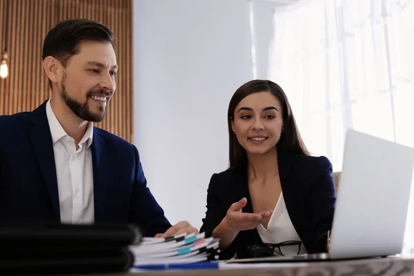 Personeelsleden Van Het Bureau Werken Met Laptop Documenten Aan Tafel — Stockfoto