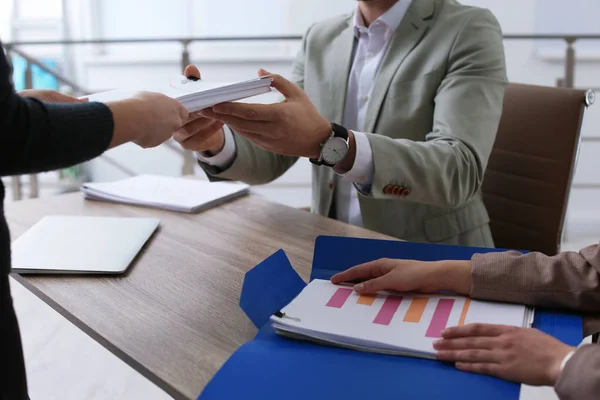 Empleados Oficina Trabajando Con Documentos Mesa Interiores —  Fotos de Stock