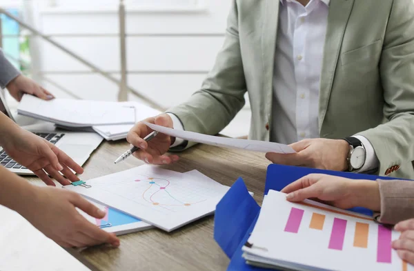 Empleados Oficina Trabajando Con Documentos Mesa Interiores Primer Plano — Foto de Stock