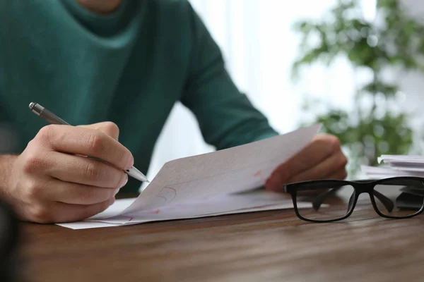 Empresario Trabajando Con Documentos Mesa Oficina Primer Plano — Foto de Stock