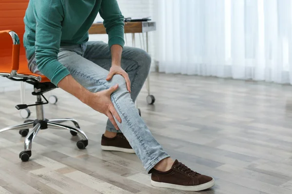 Mann Mit Beinschmerzen Drinnen Nahaufnahme Mit Platz Für Text — Stockfoto