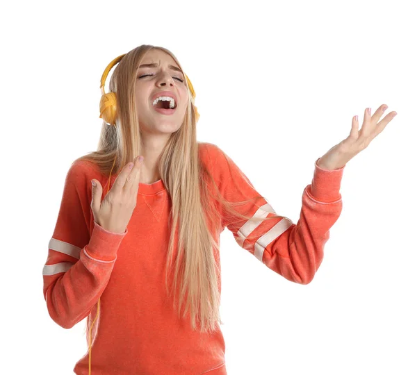 Красива Молода Жінка Слухає Музику Навушниками Білому Тлі — стокове фото