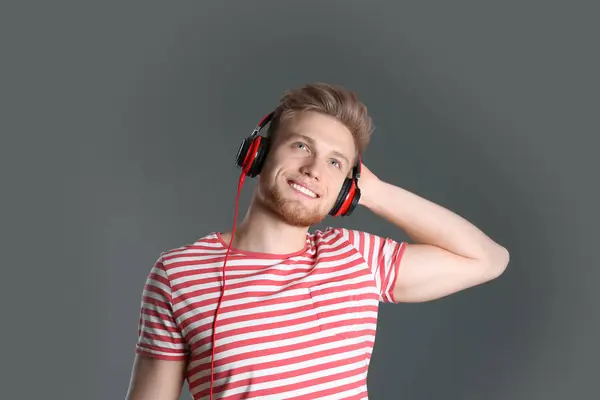 Beau Jeune Homme Écoutant Musique Avec Des Écouteurs Sur Fond — Photo