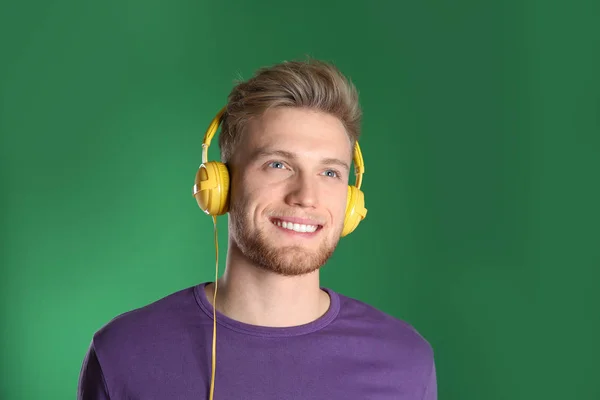 Stilig Ung Man Lyssnar Musik Med Hörlurar Färg Bakgrunden — Stockfoto
