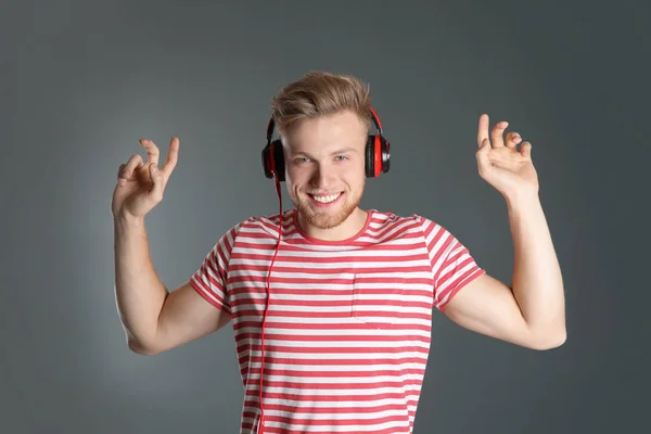 Knappe Jongeman Luisteren Naar Muziek Met Koptelefoon Kleur Achtergrond — Stockfoto