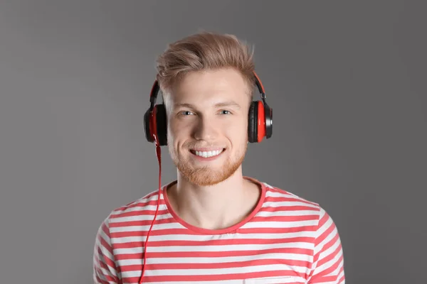 Przystojny Młody Człowiek Słuchanie Muzyki Przez Słuchawki Kolor Tła — Zdjęcie stockowe