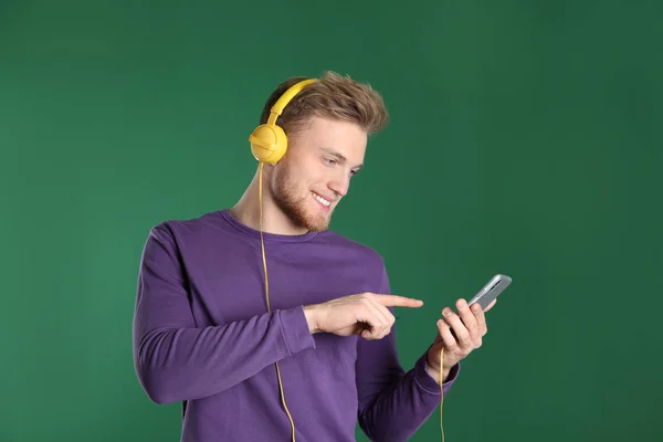 Beau Jeune Homme Écoutant Musique Avec Des Écouteurs Sur Fond — Photo