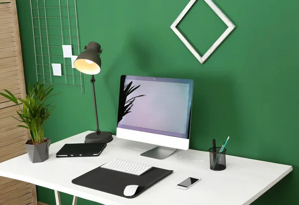 Stylish Workplace Modern Computer Color Wall Space Text — Stock Photo, Image