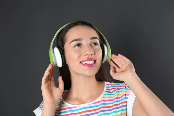 Schöne Junge Frau Hört Musik Mit Kopfhörern Auf Schwarzem Hintergrund — Stockfoto