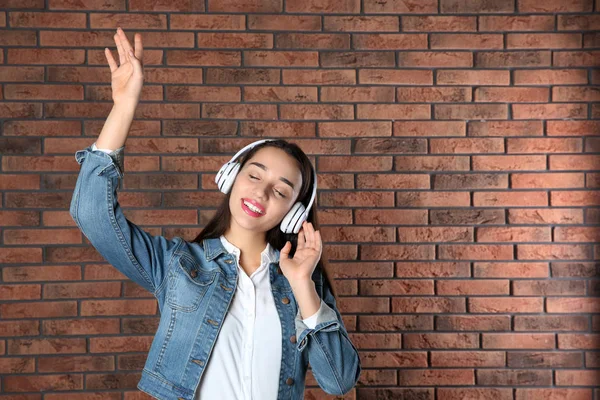 Όμορφη Νεαρή Γυναίκα Ακούτε Μουσική Ακουστικά Ενάντια Στον Τοίχο Χώρο — Φωτογραφία Αρχείου