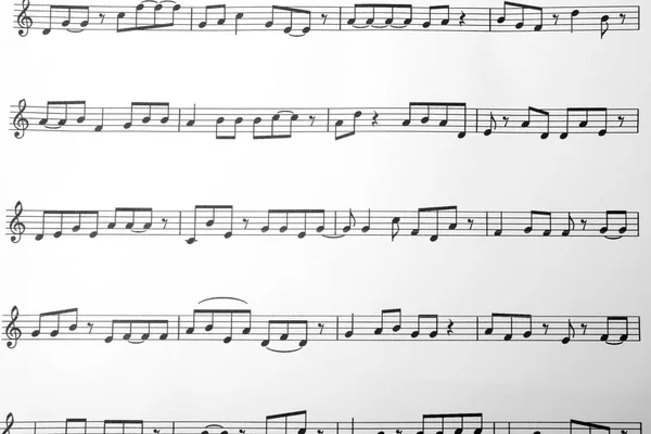 Vecchi Fogli Avvolti Con Note Musicali Sfondo Nero Primo Piano — Foto Stock