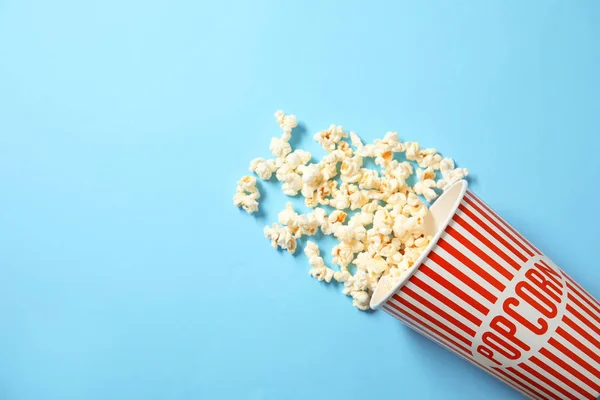 Tasse Mit Frischem Leckerem Popcorn Auf Farbigem Hintergrund Draufsicht Kinosnack — Stockfoto