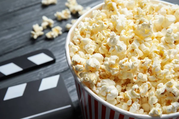 Frisches Schmackhaftes Popcorn Eimer Auf Hölzernem Hintergrund Nahaufnahme Mit Platz — Stockfoto