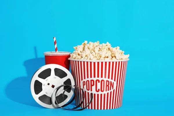 Popcorn Hjul Och Drink Färgbakgrund Cinema Mellanmål — Stockfoto