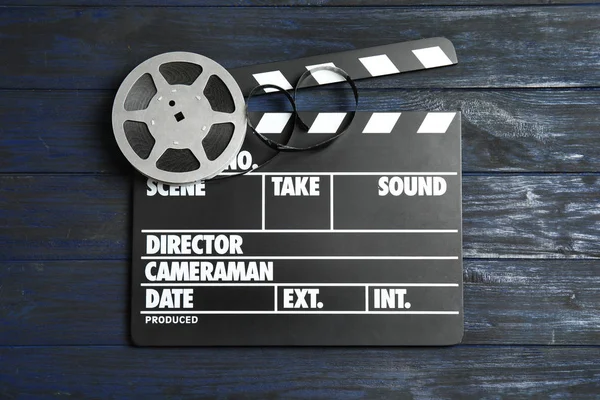 カチンコと木製の背景 上面のリール 映画館の生産 — ストック写真