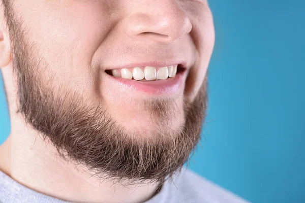 Junger Mann Mit Gesunden Zähnen Lächelt Auf Farbigem Hintergrund Nahaufnahme — Stockfoto