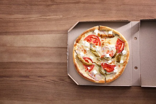 Caja Cartón Con Sabrosa Pizza Sobre Fondo Madera Vista Superior — Foto de Stock