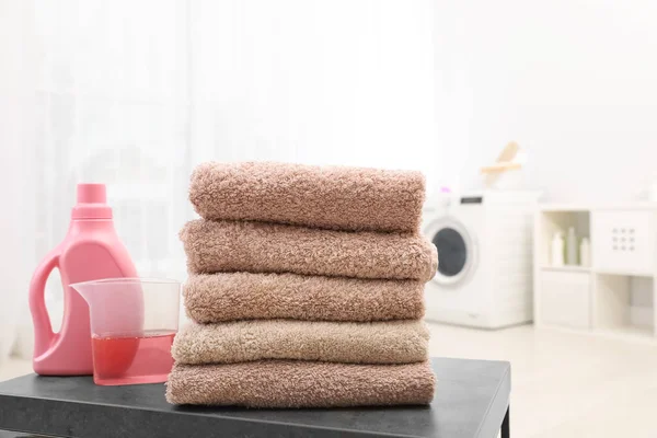 Pilha Toalhas Limpas Detergente Líquido Mesa Banheiro Espaço Para Texto — Fotografia de Stock