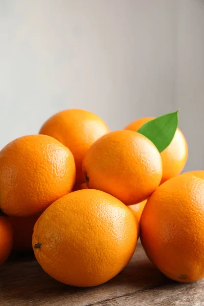 Fresh Oranges Leaves Wooden Table — Stock Photo, Image