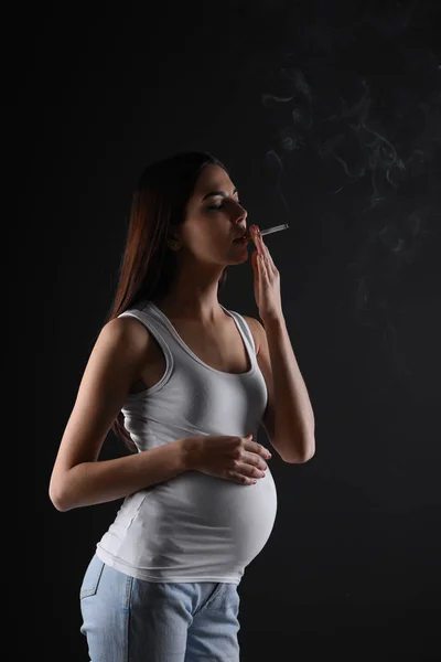 Молодая Беременная Женщина Курит Сигарету Дома Крупным Планом — стоковое фото