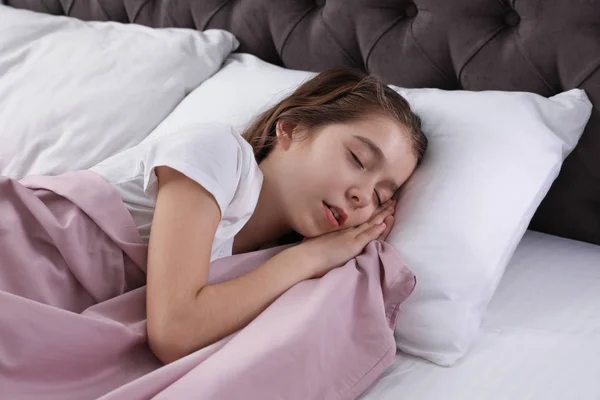 Vacker Liten Flicka Sover Sängen Hemma — Stockfoto