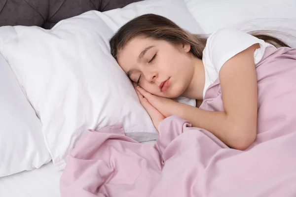Yatakta Uyuyan Güzel Küçük Bir Kız Metin Için Yer — Stok fotoğraf