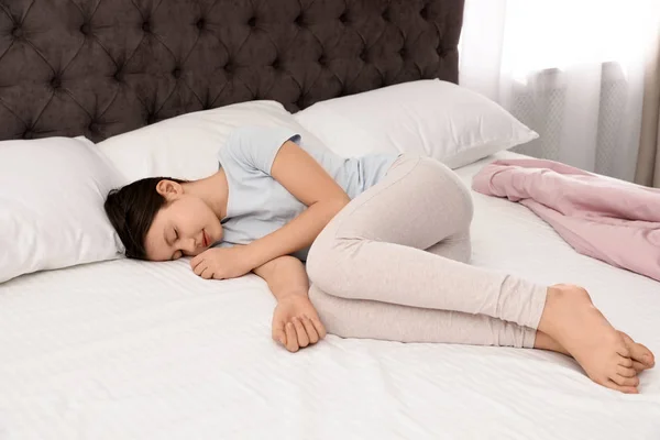 Carino Bambina Che Dorme Letto Casa — Foto Stock