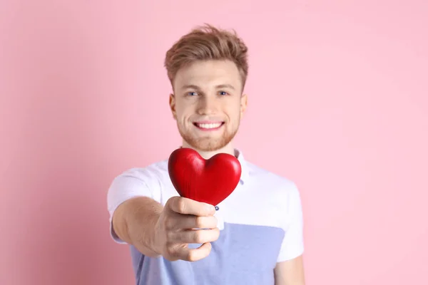 Retrato Hombre Joven Con Corazón Decorativo Sobre Fondo Color —  Fotos de Stock