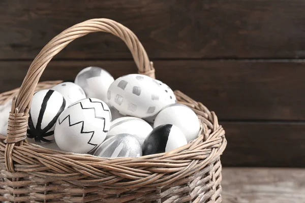 Paskalya Yumurtaları Ahşap Zemin Closeup Üzerine Sepet Metin Için Yer — Stok fotoğraf