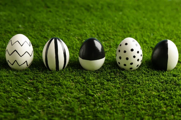 Line Painted Easter Eggs Green Lawn — Stock Photo, Image