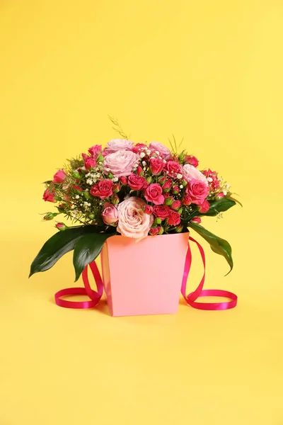 Piękny Bukiet Kwiatów Papier Pudełko Kolor Tła — Zdjęcie stockowe