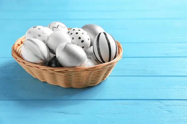 Tablo Easter Eggs Hasır Kase Metin Için Yer — Stok fotoğraf