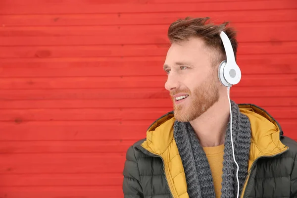 Jeune Homme Écoutant Musique Avec Des Écouteurs Contre Mur Couleur — Photo