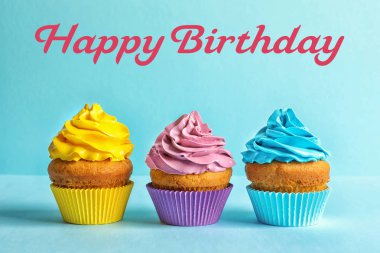 Lezzetli kek krem ve mavi arka plan üzerinde metin mutlu yıllar