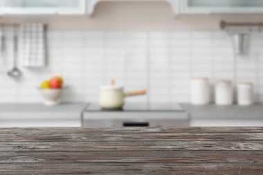 Modern mutfak boş kahverengi ahşap masa. Mockup tasarım için