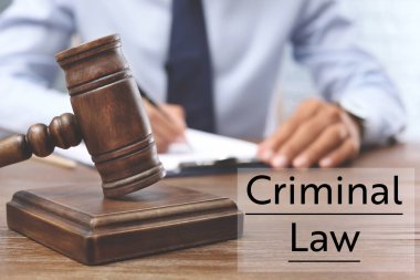 Hakimin tokmak ve arka plan avukat. Metin ceza hukuku