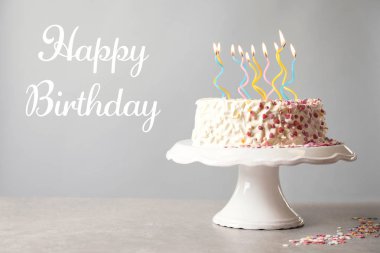 Lezzetli kek mumlar ve gri arka plan metin mutlu yıllar