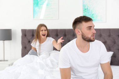 Genç çift yatak odasında tartışıyor. İlişki sorunları