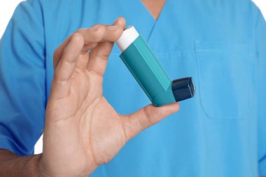 Beyaz arka plan üzerinde closeup astım inhaler tutan erkek doktor. Tıbbi nesne