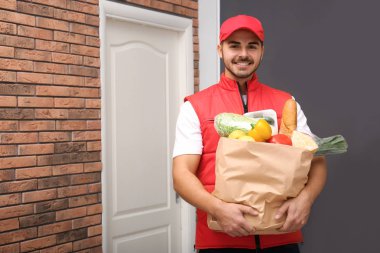 Genç adam renk arka plan üzerinde lezzetli hamburger yeme. Metin için yer