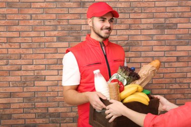Erkek kurye gıda kapalı istemciye teslim