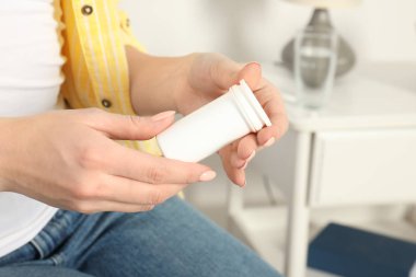 Kutu ilaç kapalı, closeup görünümü tutan kadın