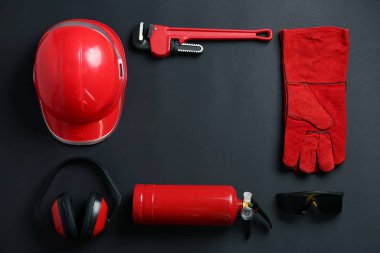 Güvenlik ekipmanları ve siyah arka plan üzerine metin için yer düz yatıyordu kompozisyonu