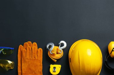 Güvenlik ekipmanları ve siyah arka plan üzerine metin için yer düz yatıyordu kompozisyonu